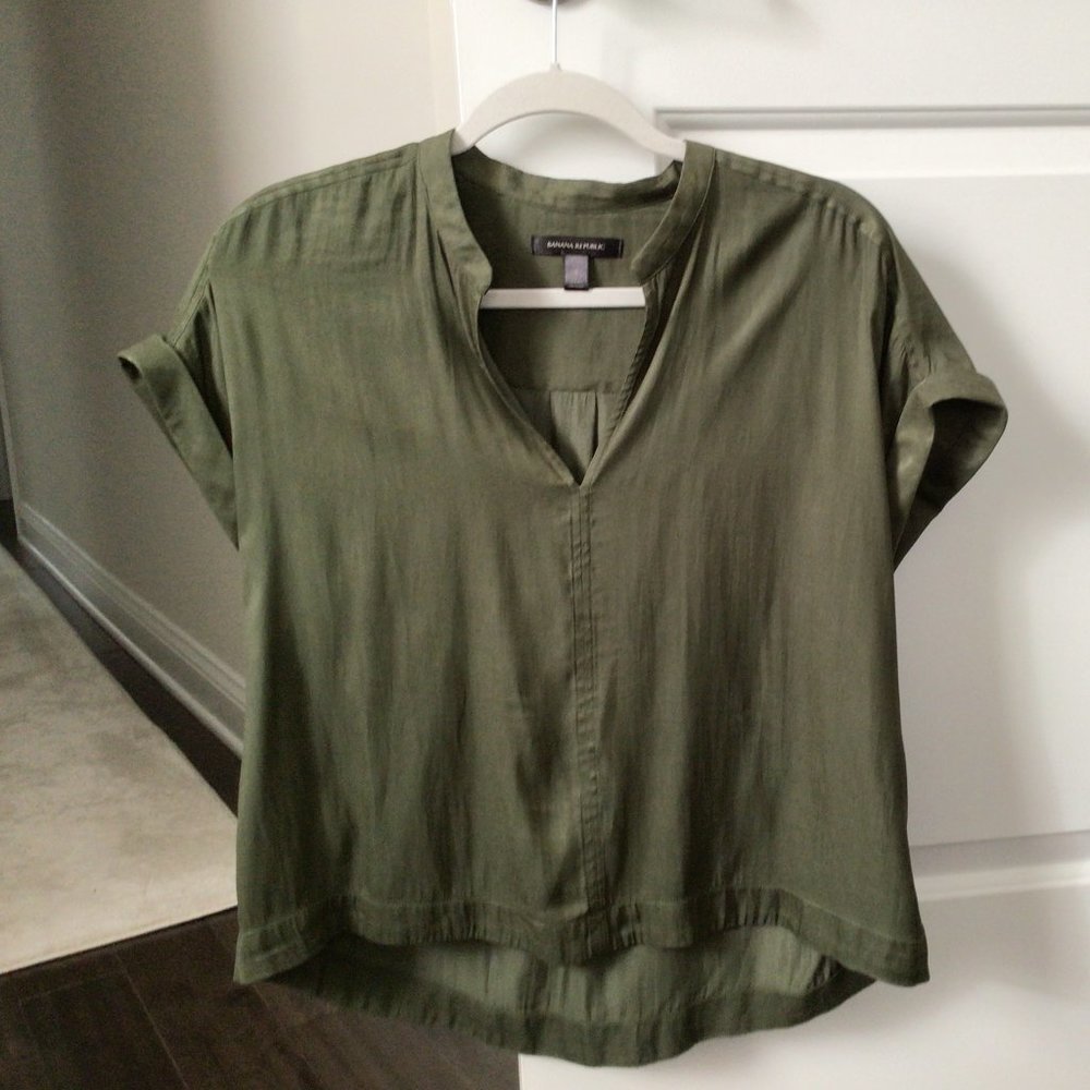 Banana Republic Short Sleeve Shirt.  Great Condition; only worn once!